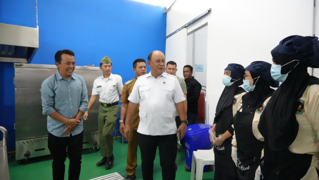 Dorong Ekonomi Rakyat melalui MBG, Kepala BGN Bengkulu Selatan Pantau SPPG di Bandung